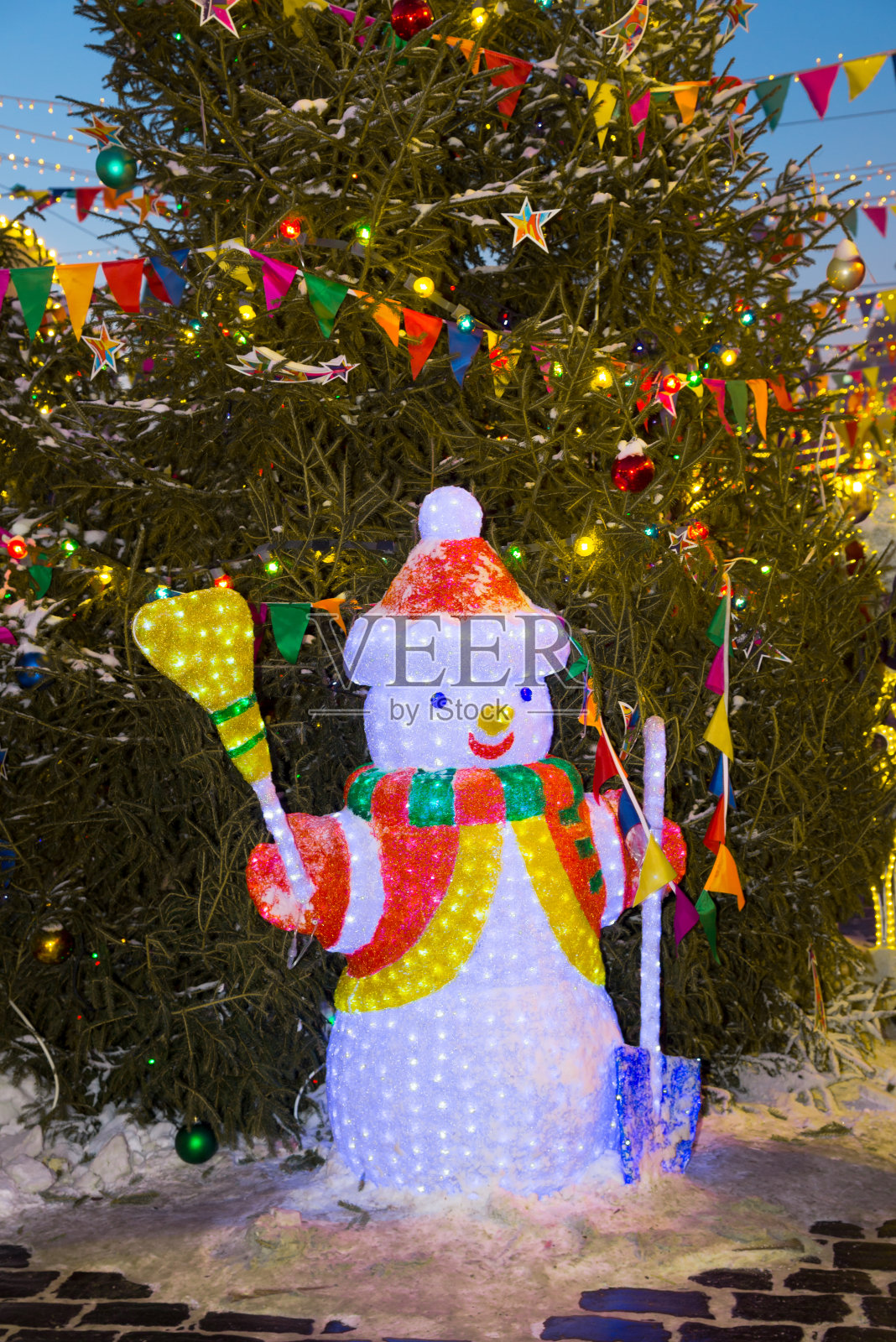 圣诞树下有雪人和玩具装饰品照片摄影图片