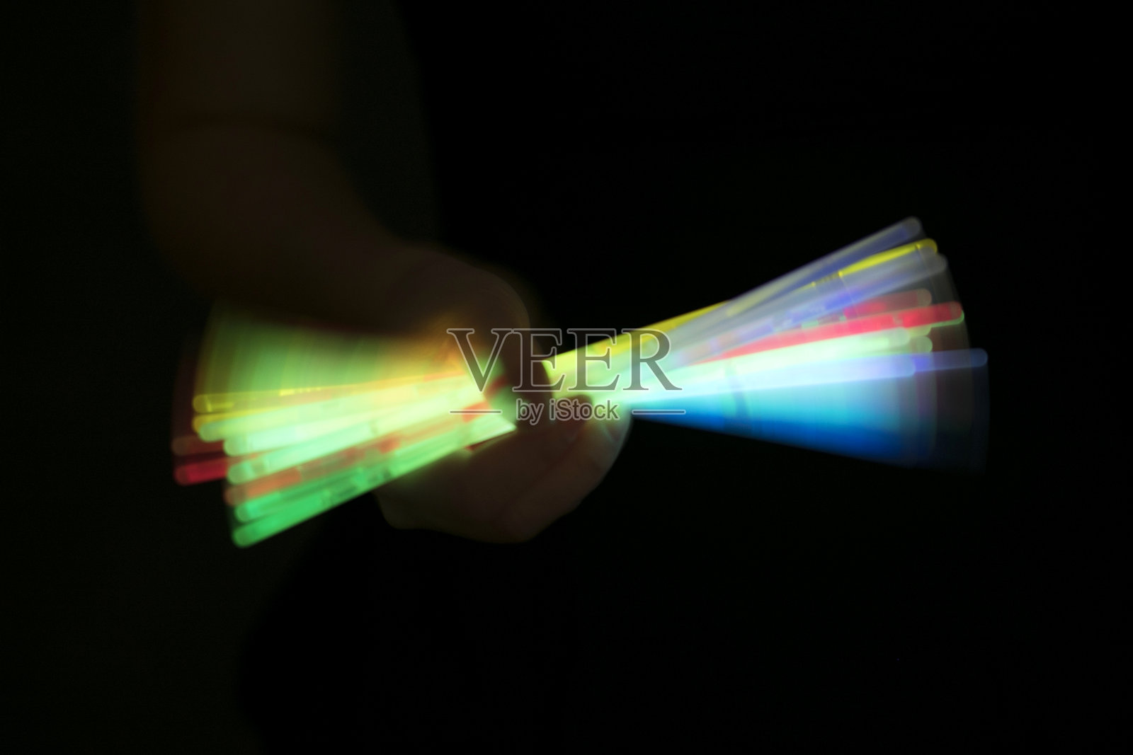 手持荧光棒照片摄影图片