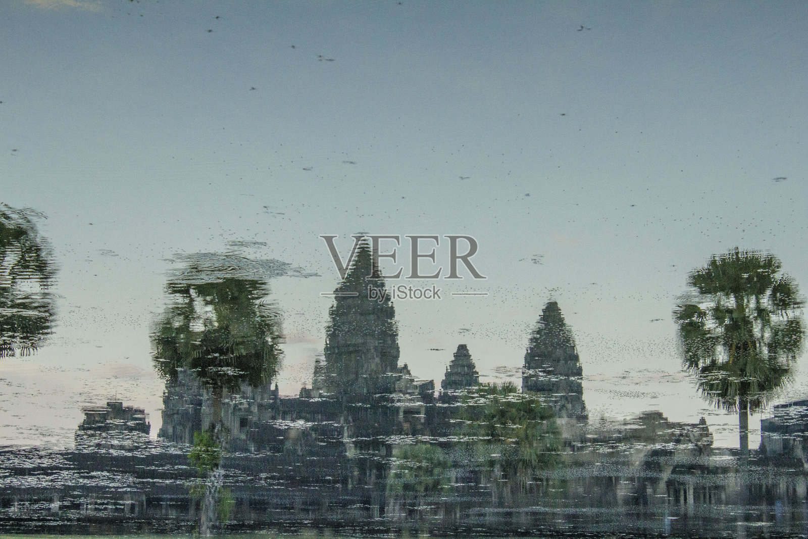 柬埔寨暹粒吴哥窟人工湖倒影照片摄影图片