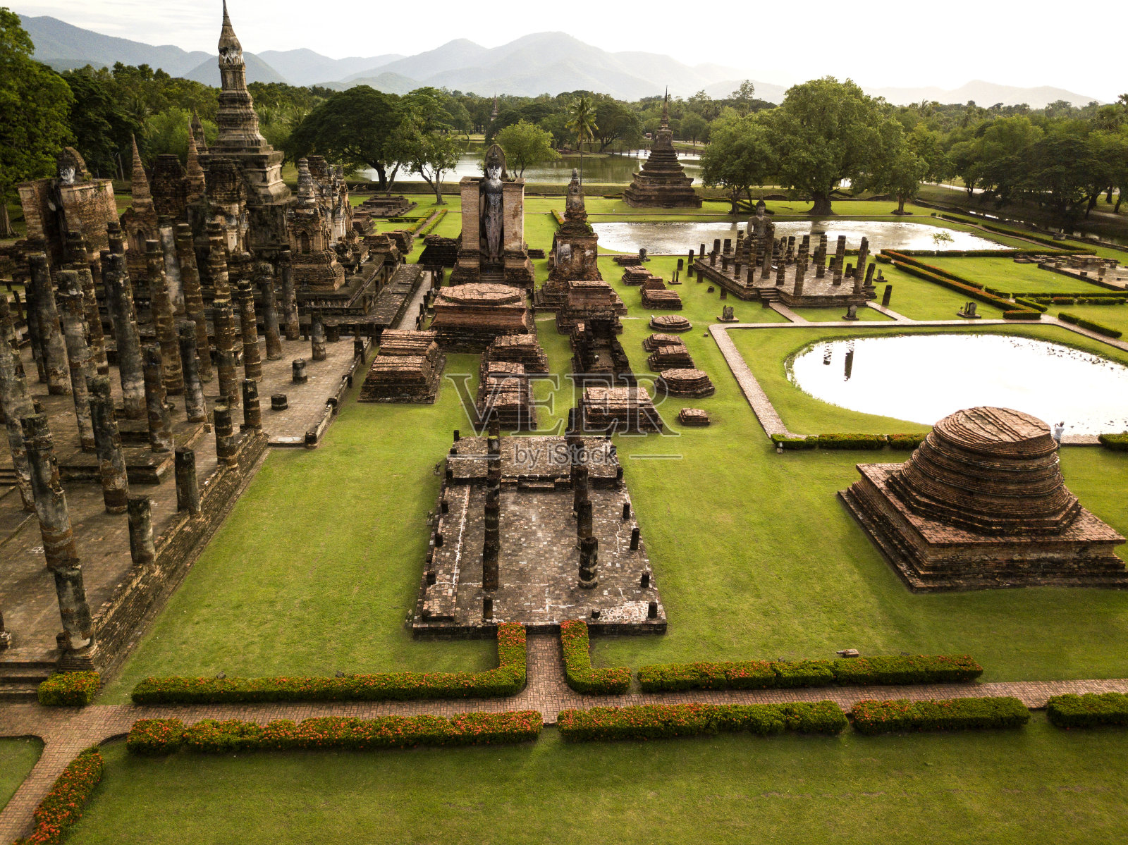在素可泰历史公园，历史遗迹毁坏了佛寺玛哈寺照片摄影图片