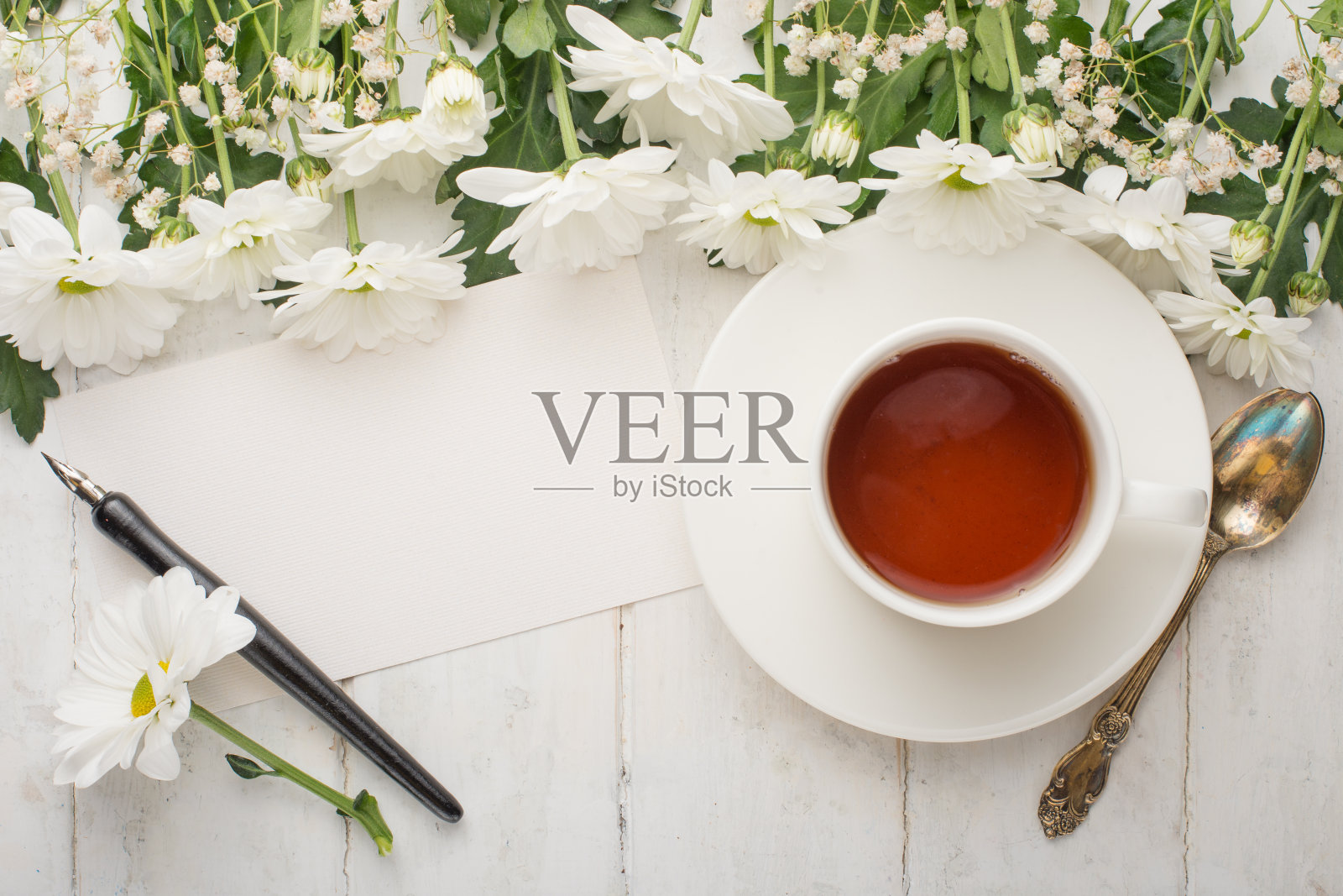 花与一个关键的光背景，顶视图与空白空间写作照片摄影图片