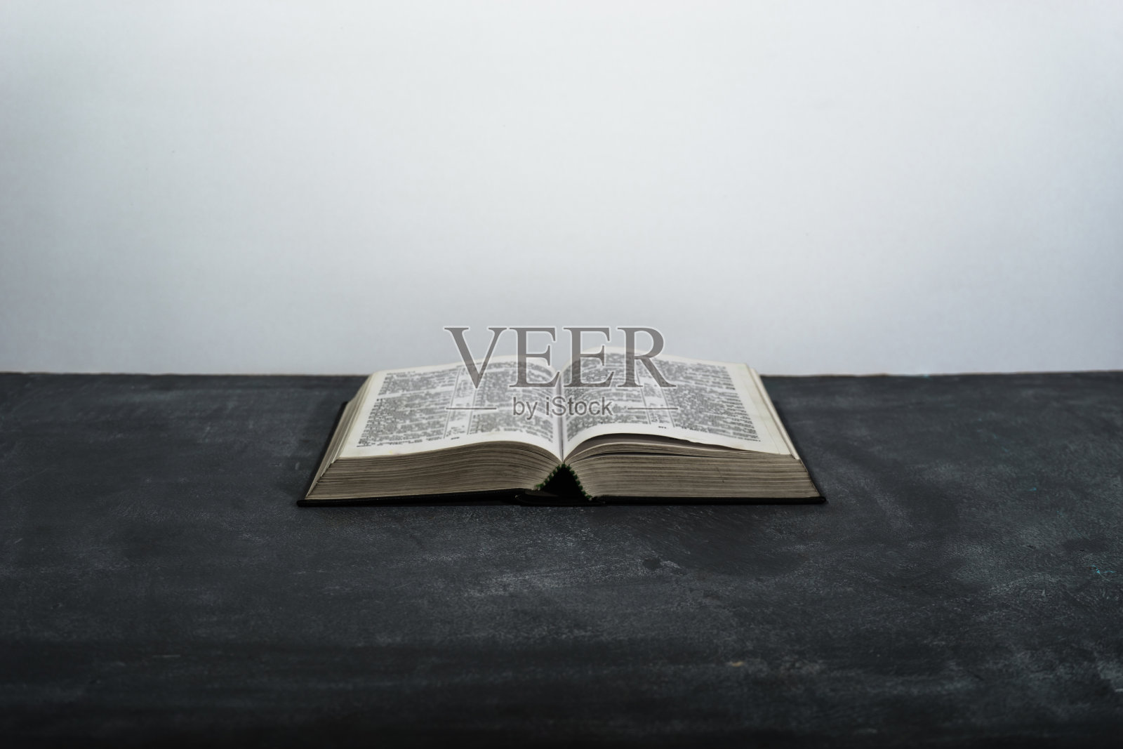 圣经放在旧桌子上。漂亮的背景照片摄影图片