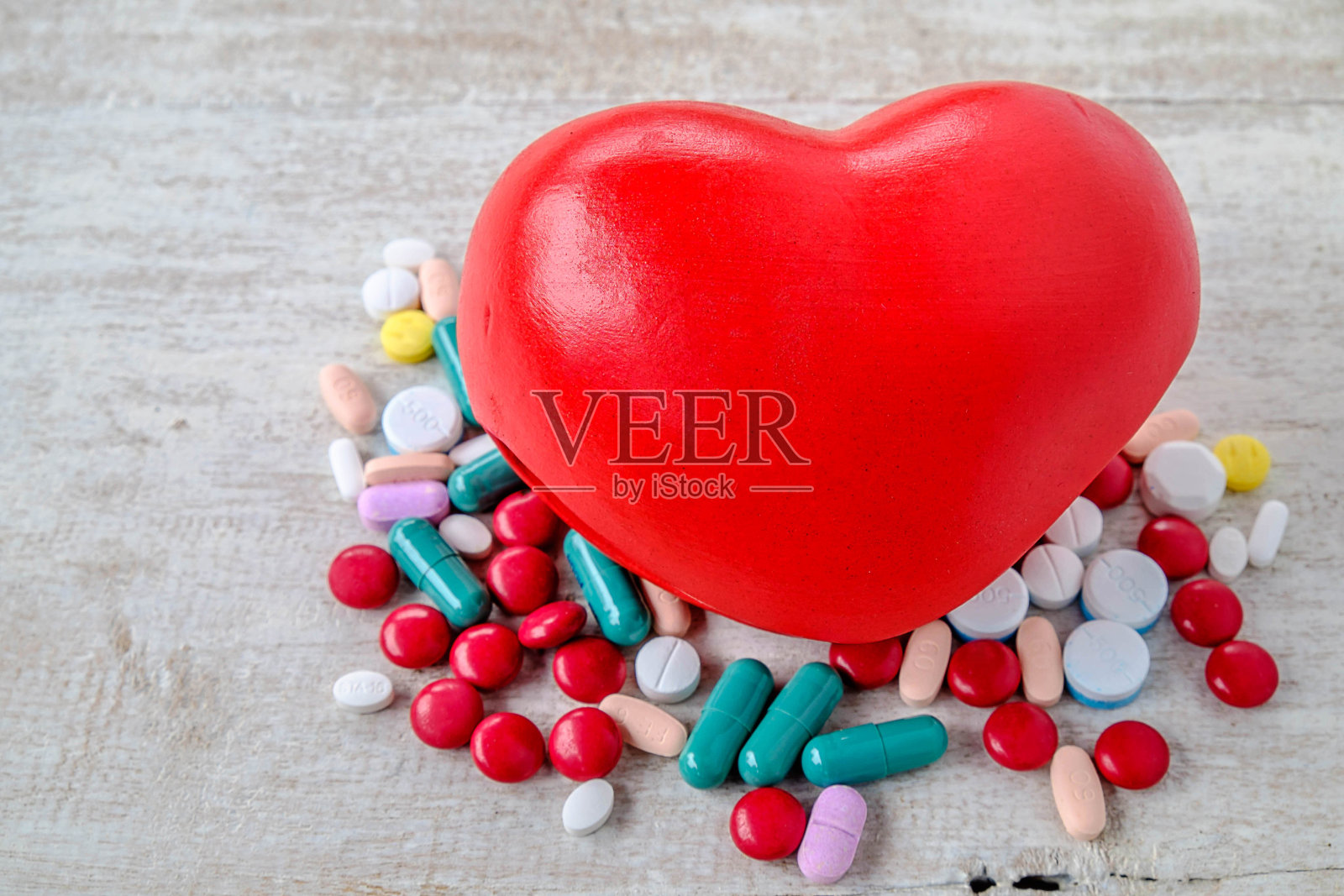 这药丸对心脏有害。心脏药物照片摄影图片