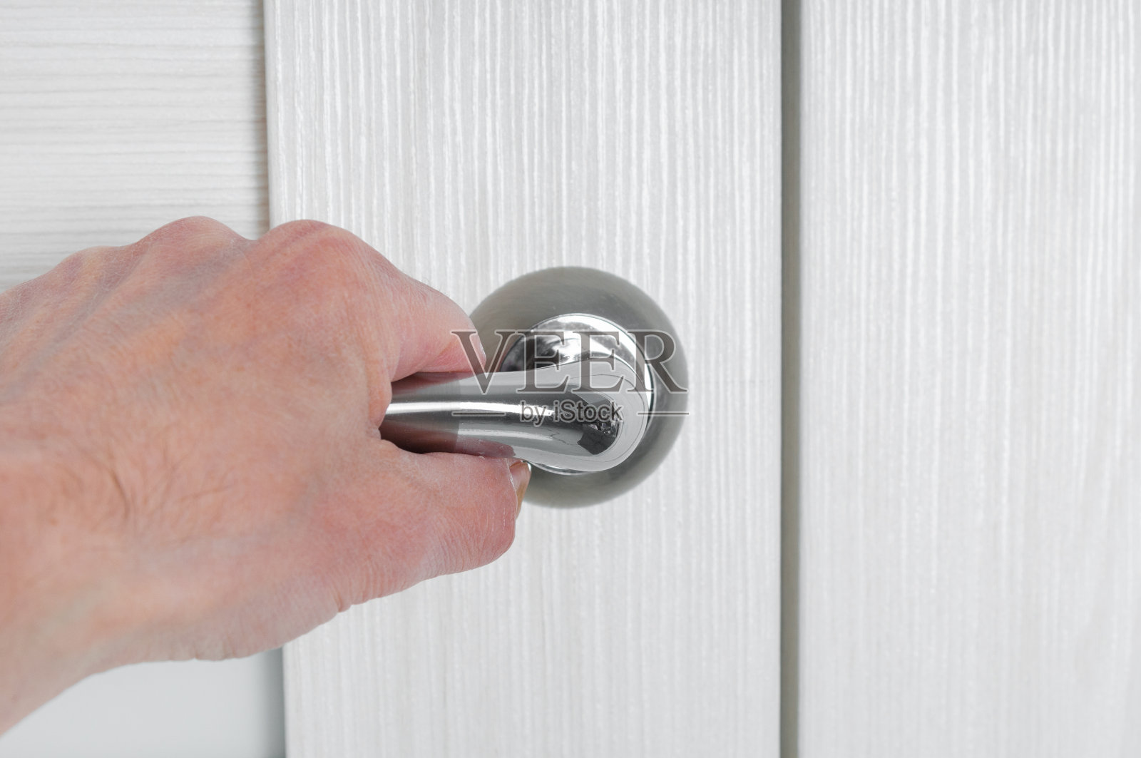 男人的手打开门把手照片摄影图片