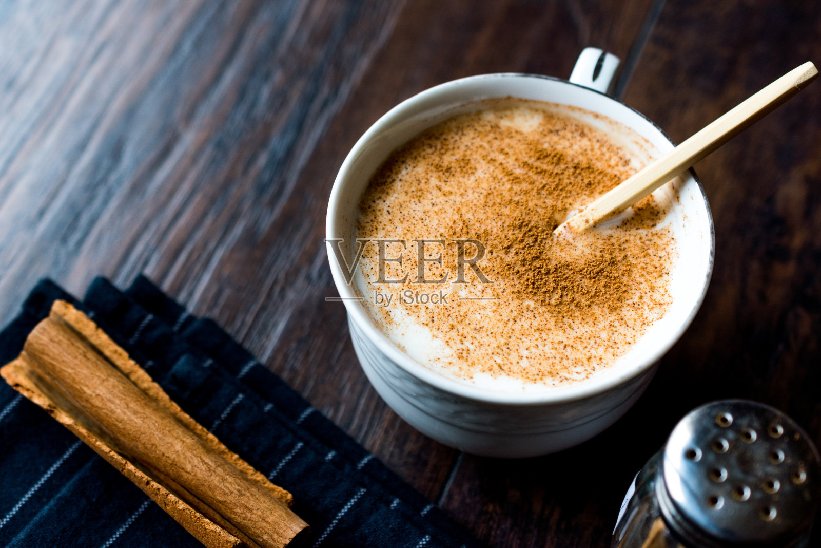 土耳其赛勒普或赛勒普肉桂棒/圣诞蛋酒照片摄影图片