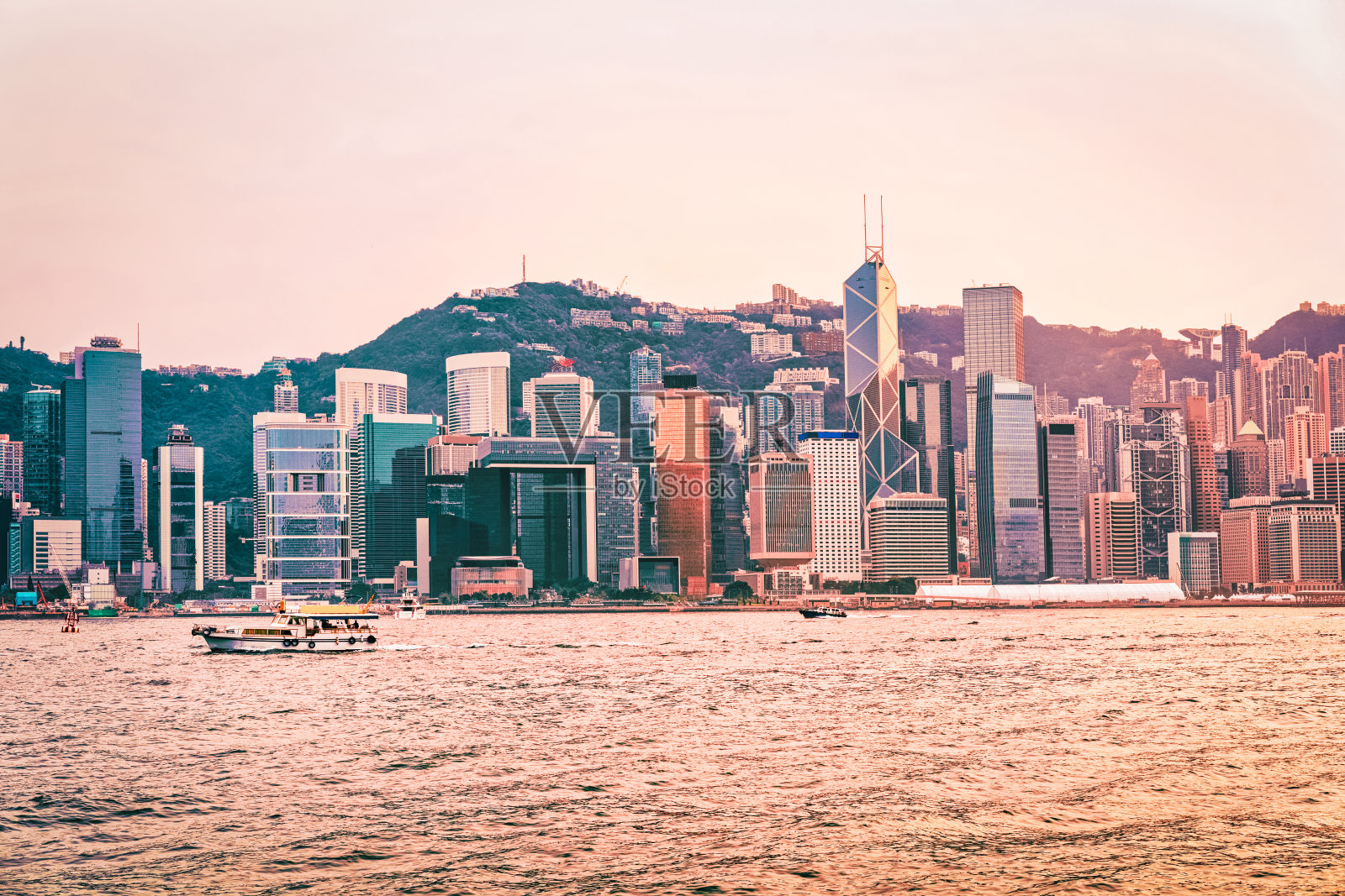 日落时分，香港的水艇和维多利亚港照片摄影图片