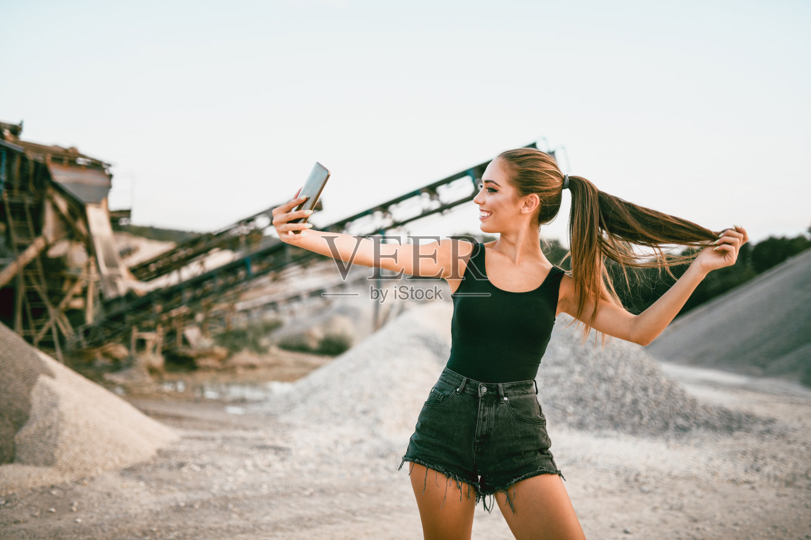 可爱的女性在建筑工地自拍照片摄影图片
