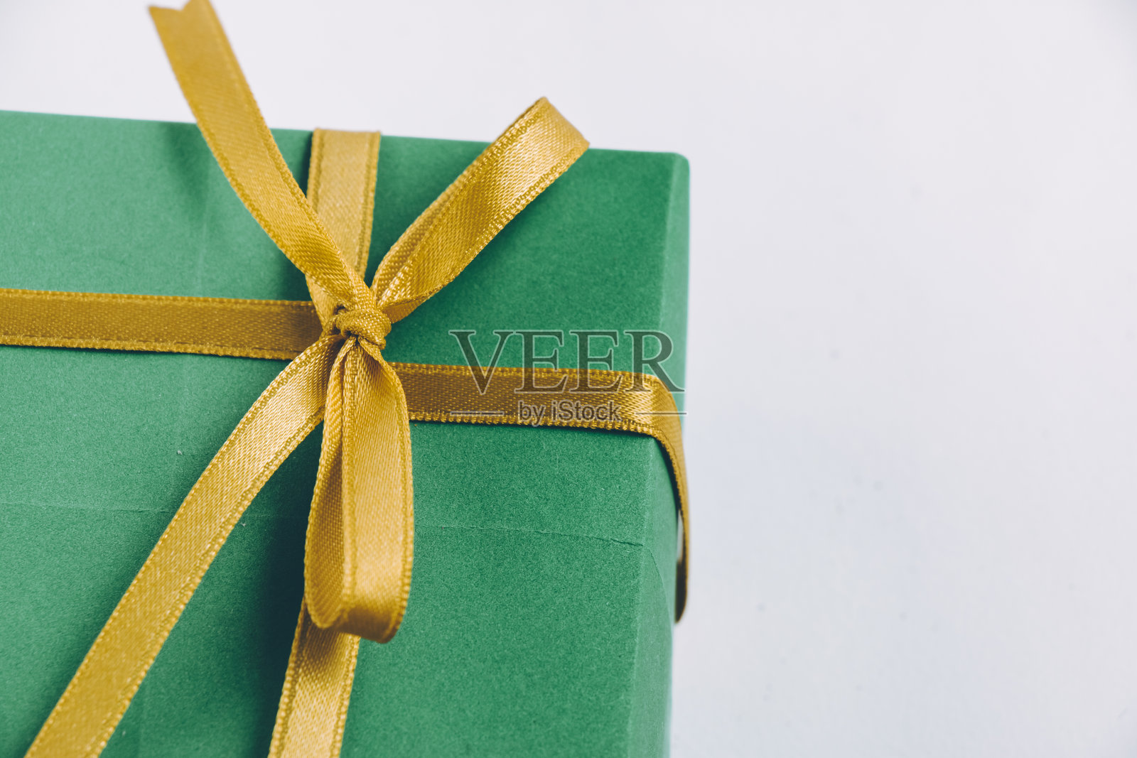 礼物和礼盒在白色的背景为圣诞节和新年快乐照片摄影图片