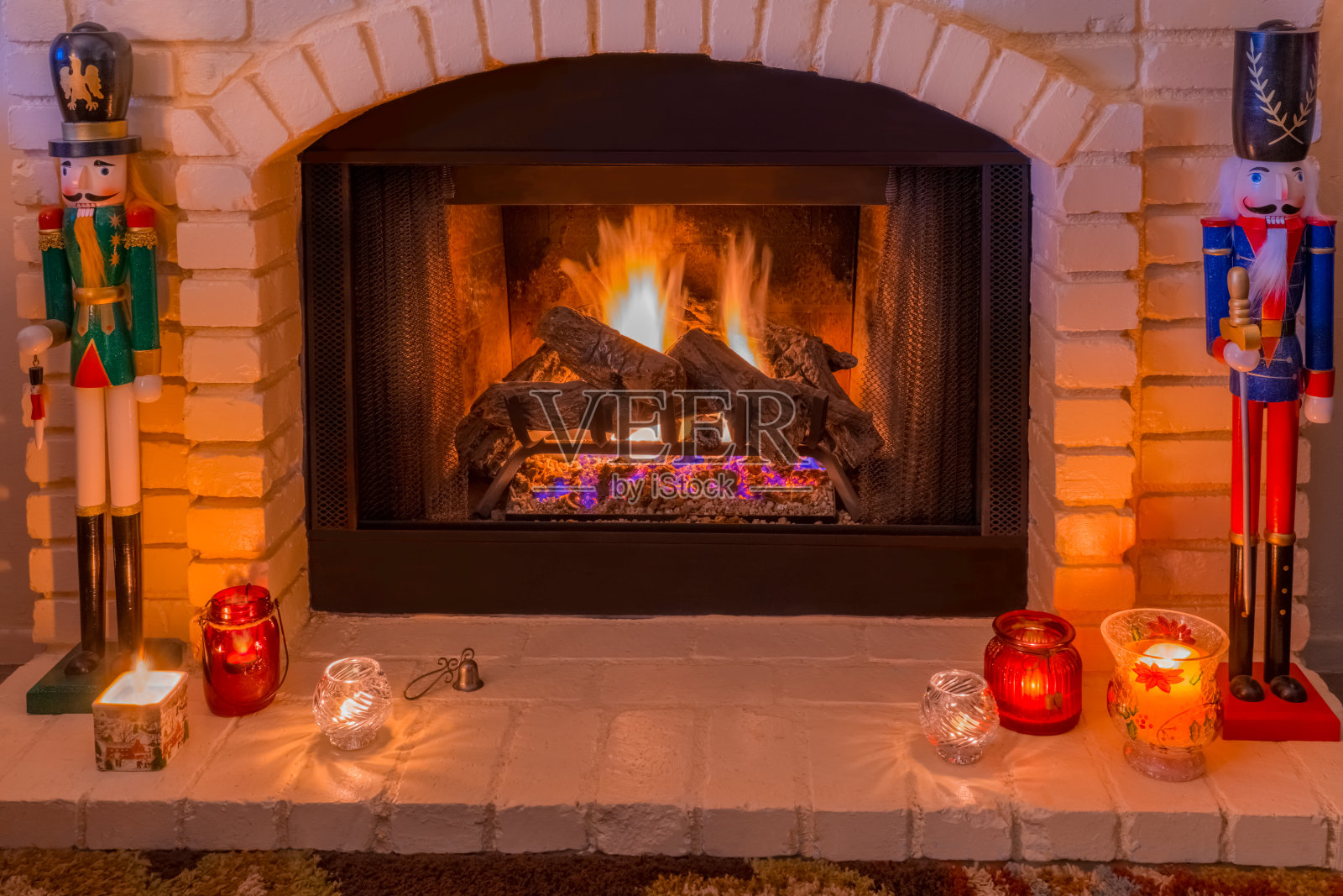 圣诞胡桃夹子士兵和砖砌壁炉中熊熊燃烧的火焰(P)照片摄影图片