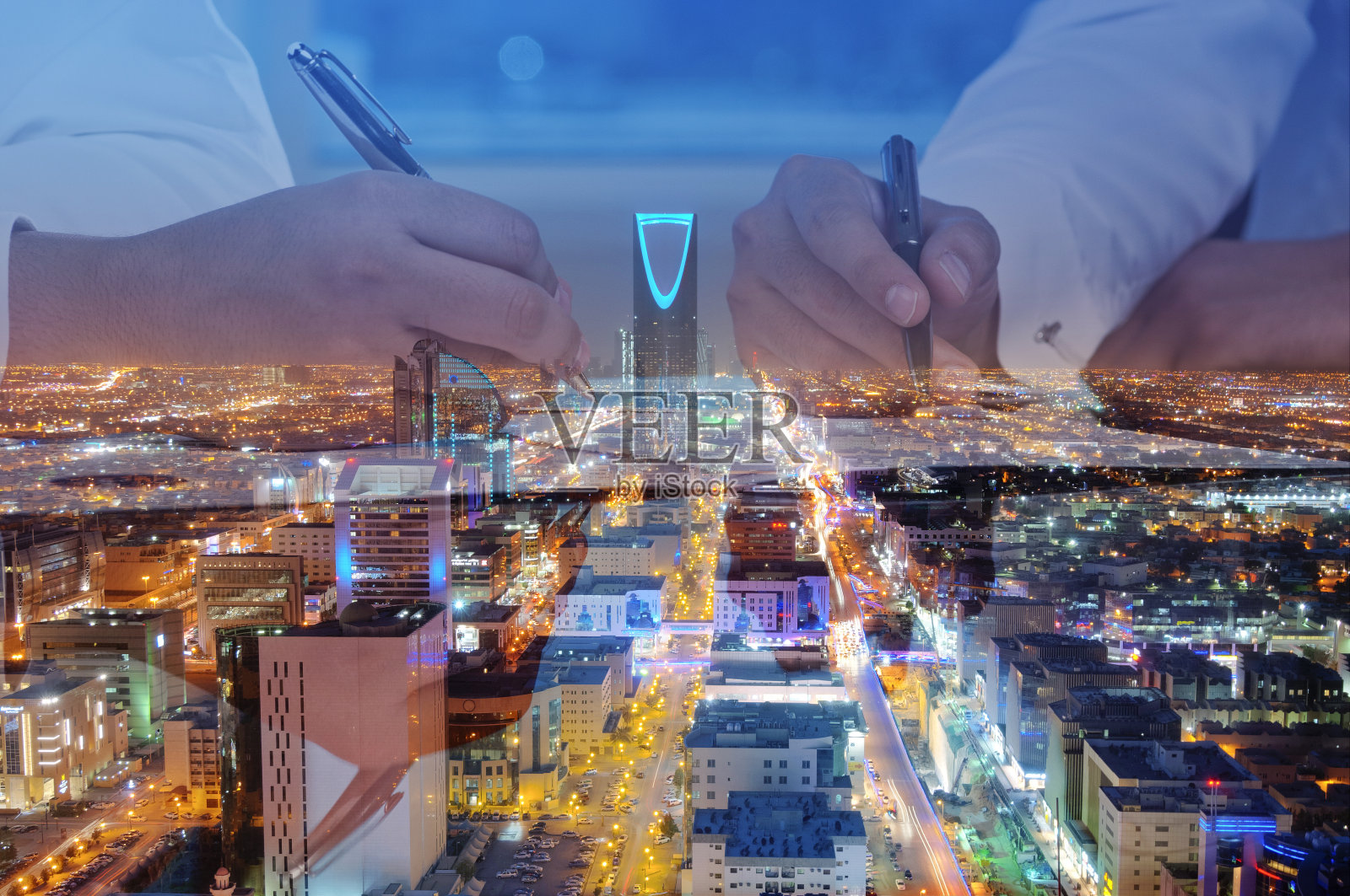 在利雅得天际线背景下签署文件的商人照片摄影图片