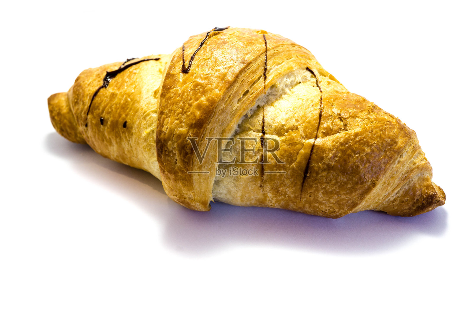 白色背景上孤立的巧克力羊角面包照片摄影图片