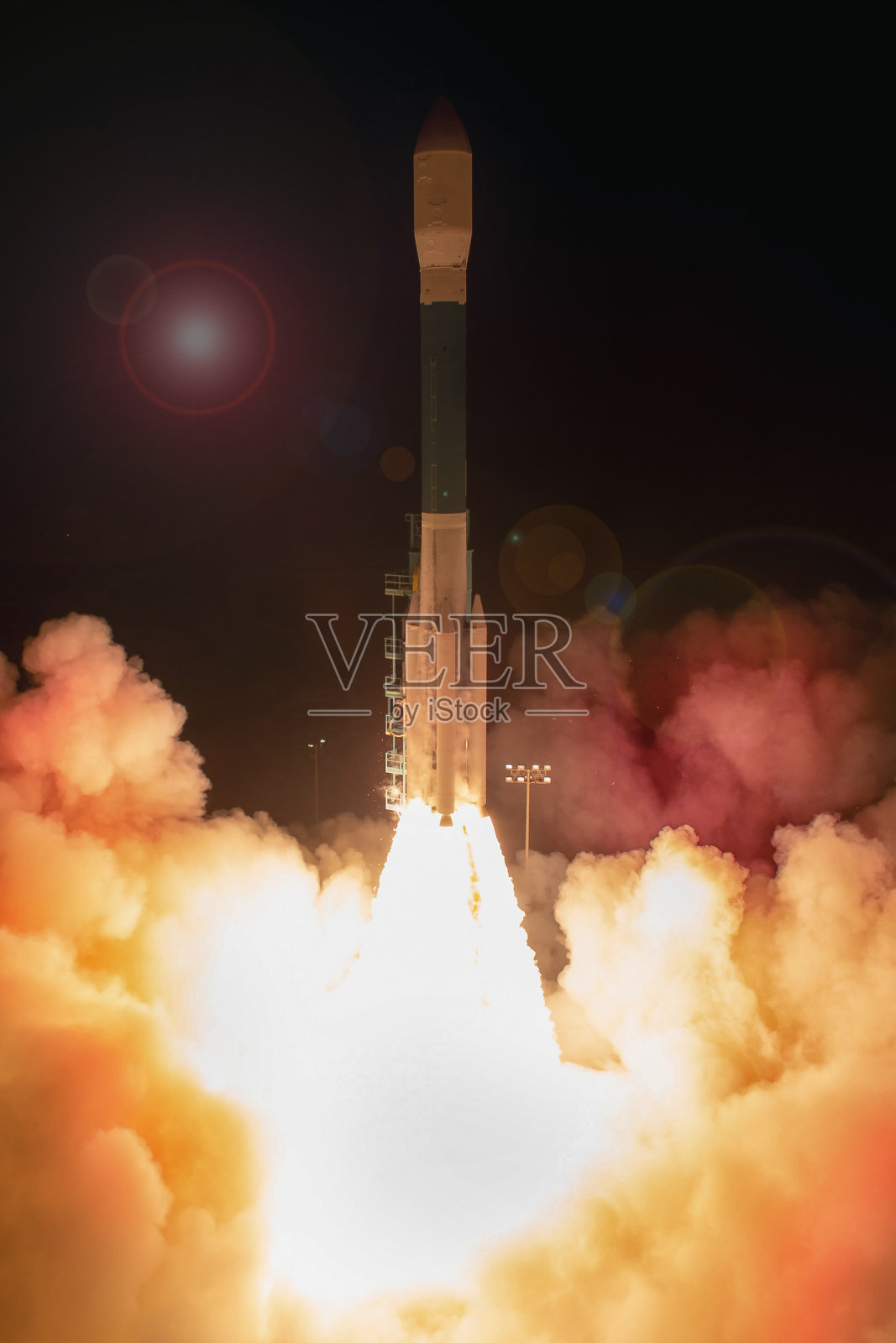 晚上发射导弹。这张照片的元素是由美国宇航局提供的。照片摄影图片