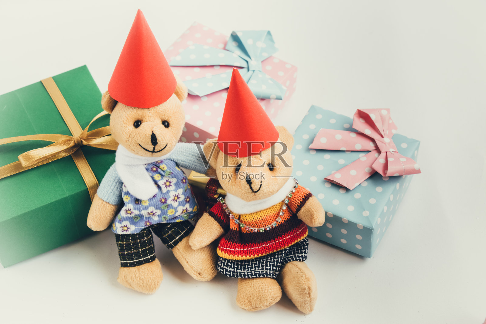 一对可爱的泰迪熊和装饰品，圣诞装饰在圣诞快乐和新年快乐的夜晚灯。照片摄影图片