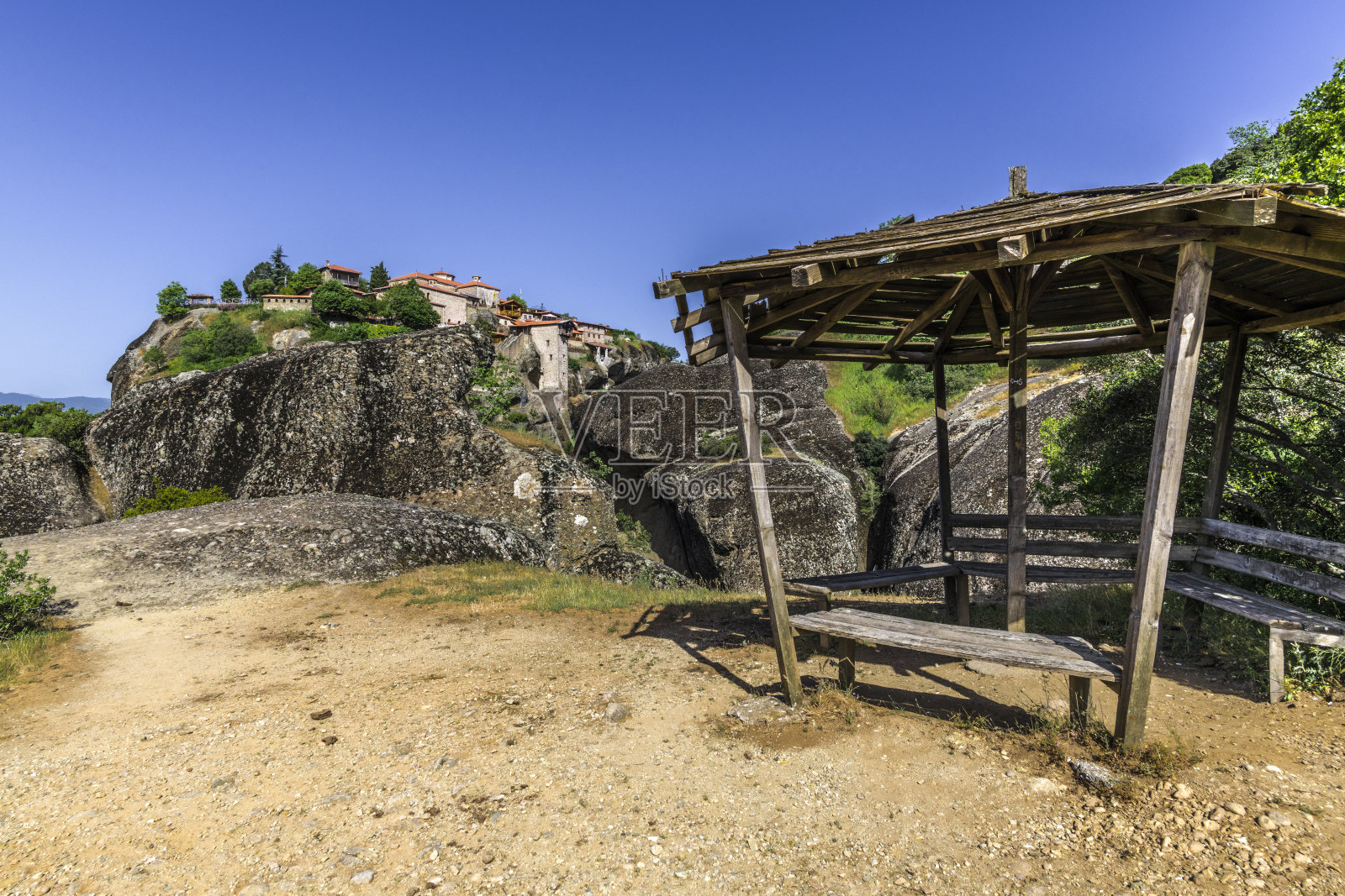 希腊中部山区的木制凉亭照片摄影图片