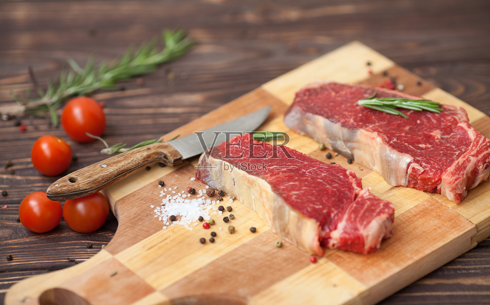 旧木桌上放着新鲜的生肉照片摄影图片