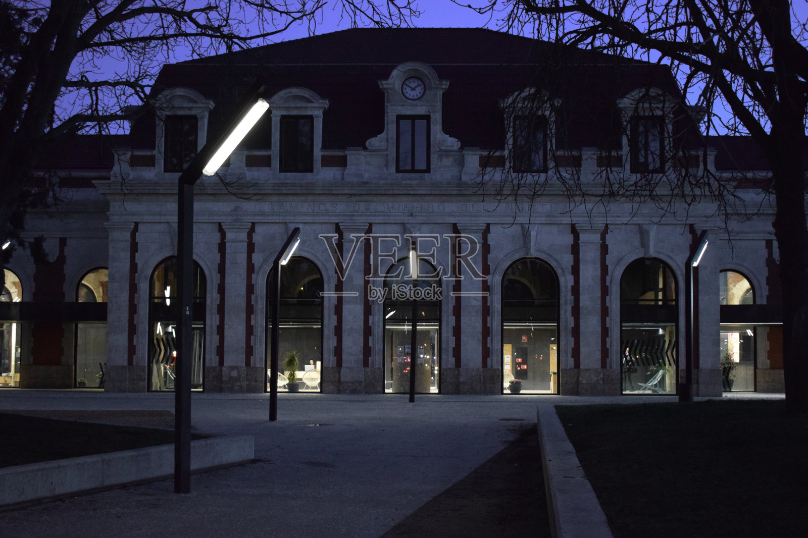 晚上在旧火车站。照片摄影图片