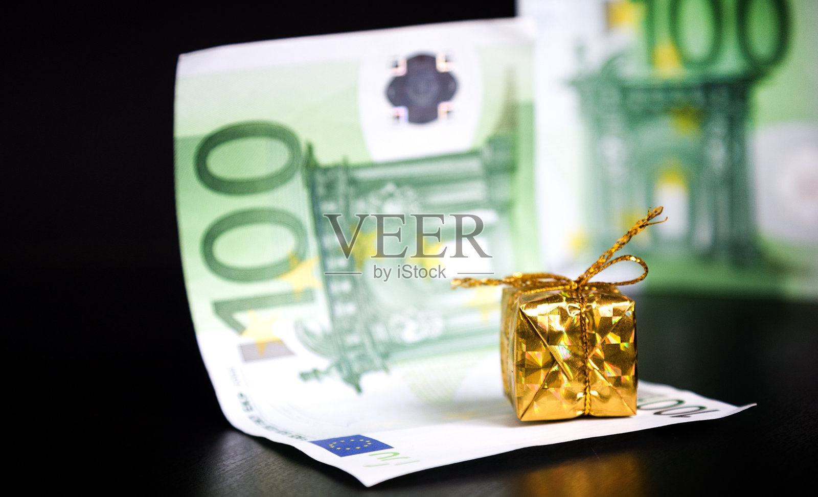 金色的礼物，黑色的欧元照片摄影图片