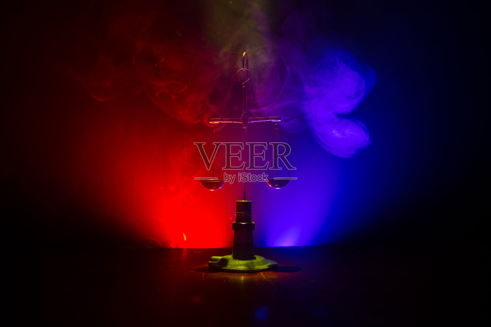 正义尺度与黑暗色调的雾背景。正义的概念。规模是正义的象征照片摄影图片