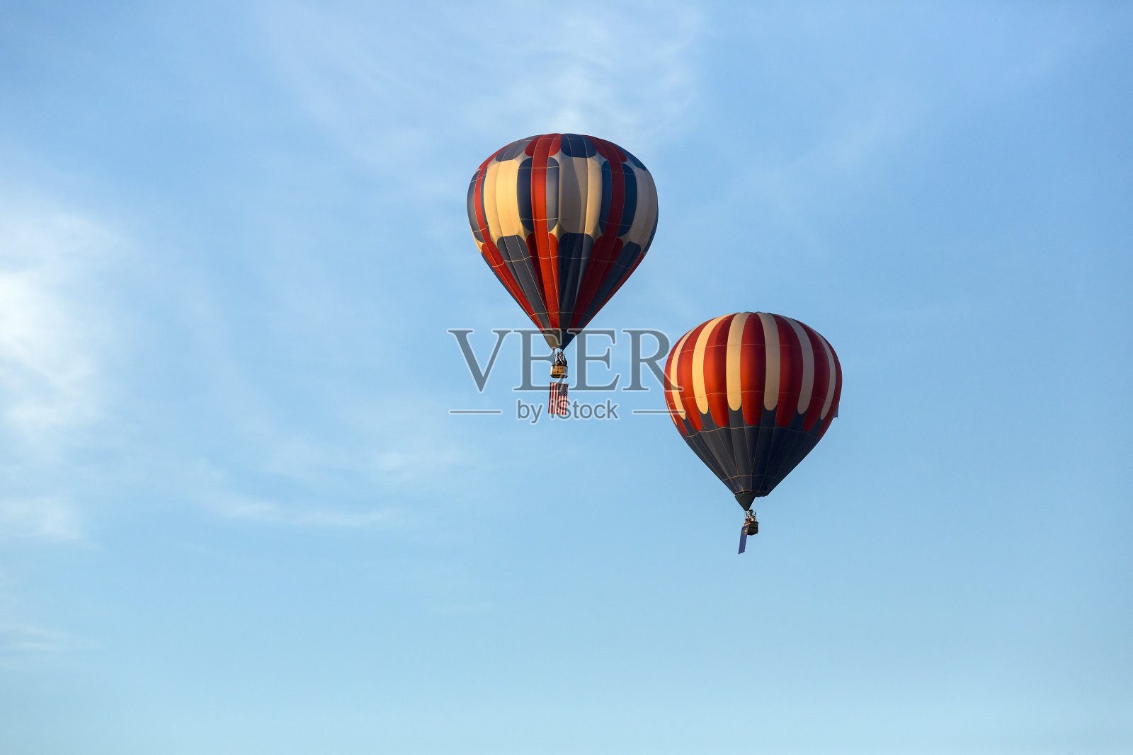 美国国旗和内华达州国旗与热气球照片摄影图片