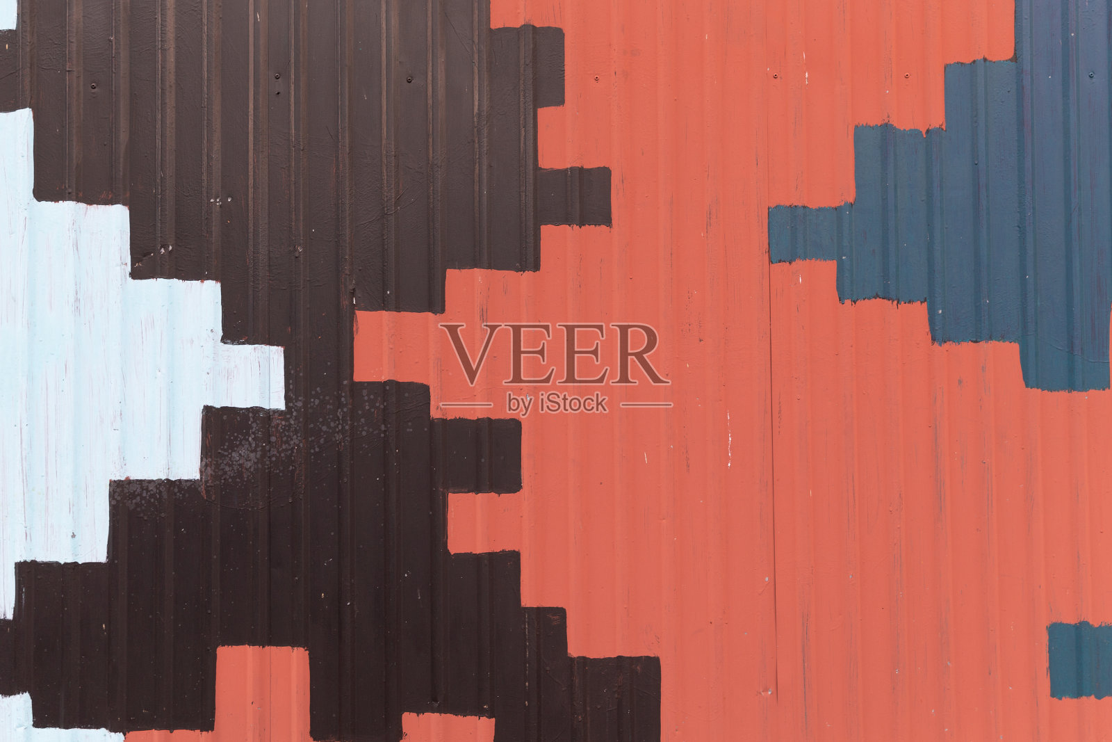 旧金属板军用墙，以军事营地的纹理为背景。照片摄影图片