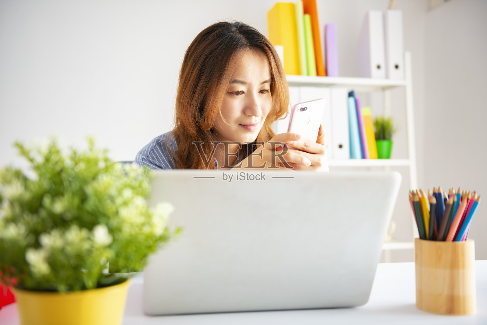 在办公室工作的亚洲商务女性照片摄影图片