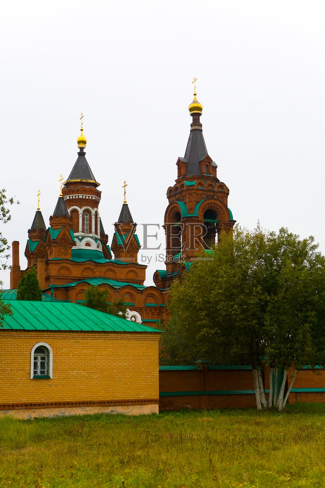 在一个阴天的圣凯瑟琳大教堂。照片摄影图片
