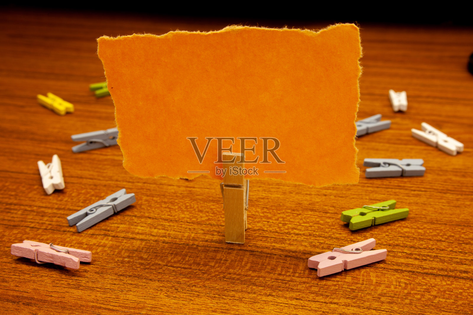 设计商业概念商业广告为网站推广横幅空白社交媒体广告Paperclip拿着橙色页面显示红色文字木地板，铺下一些剪辑照片摄影图片