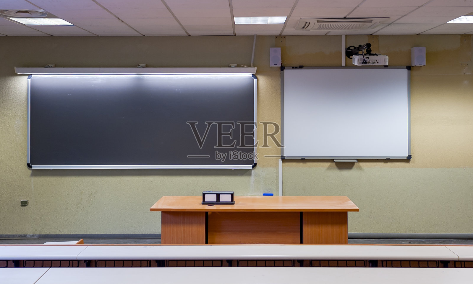 教室的观点与黑板和白板交互式LIM照片摄影图片
