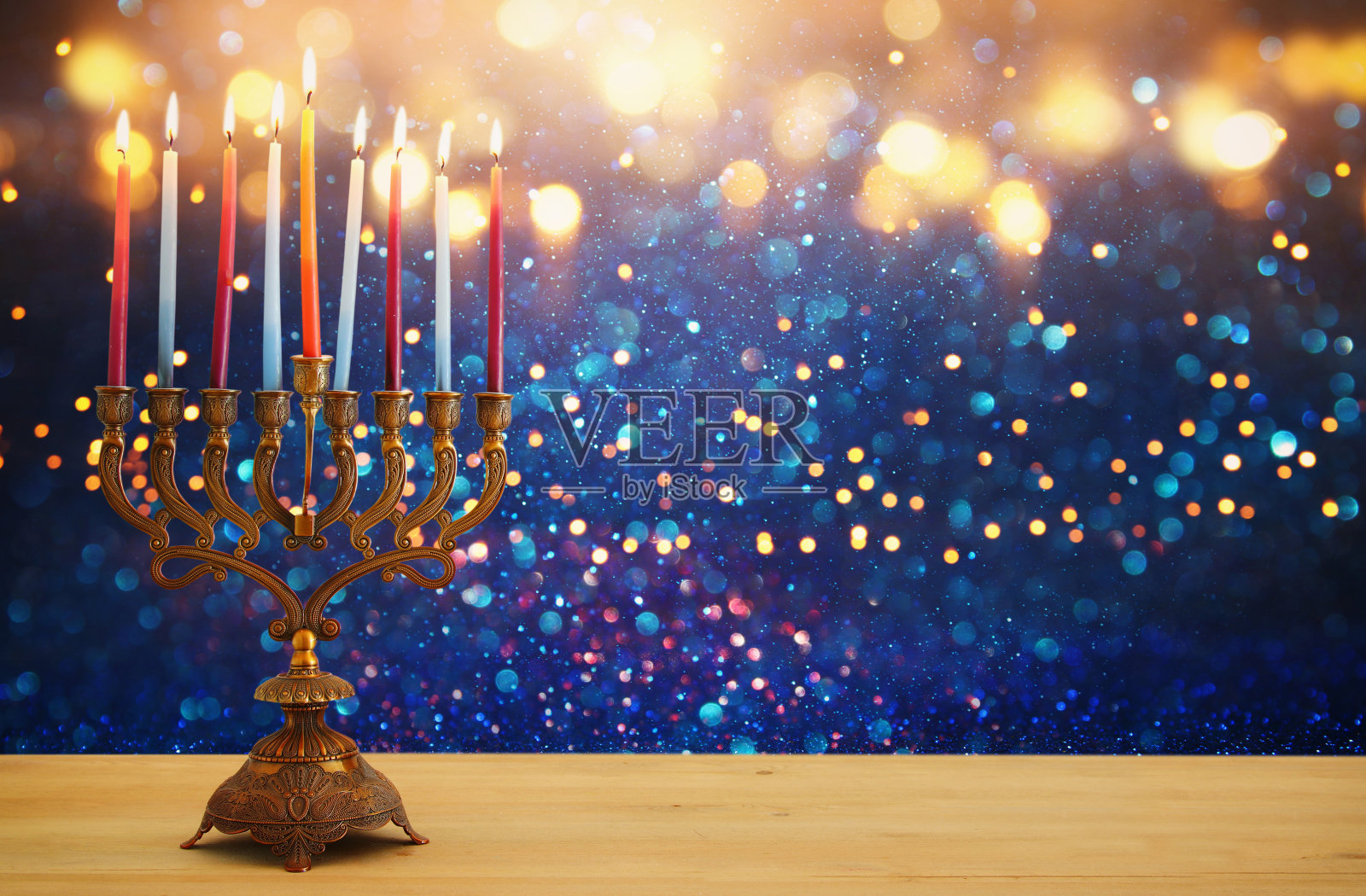 犹太节日光明节的背景与烛台(传统的烛台)和蜡烛在闪闪发光的背景。照片摄影图片