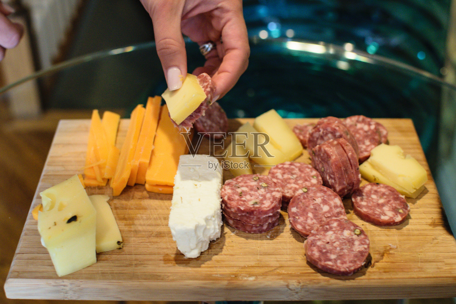 奶酪板上的肉和奶酪照片摄影图片