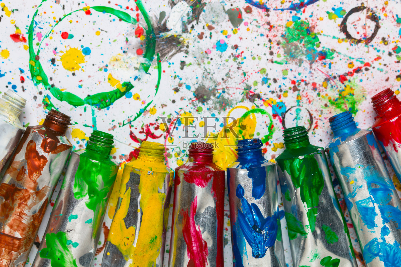 色彩丰富的艺术背景与复制空间。艺术家的工作场所。照片摄影图片