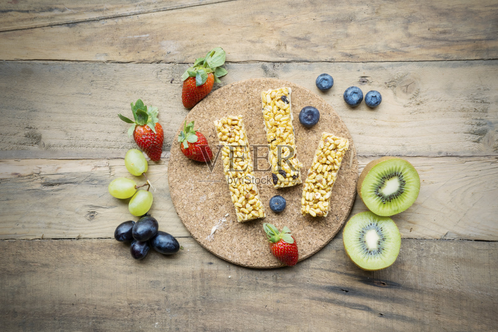 桌上放着新鲜水果和格兰诺拉燕麦棒照片摄影图片