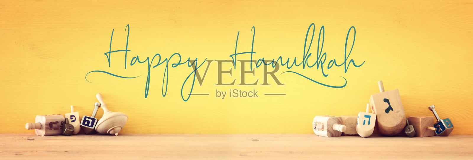 犹太光明节的横幅，上面有木制的陀螺。照片摄影图片