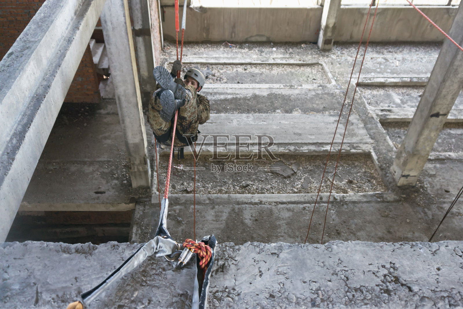那家伙挂在导线上了照片摄影图片