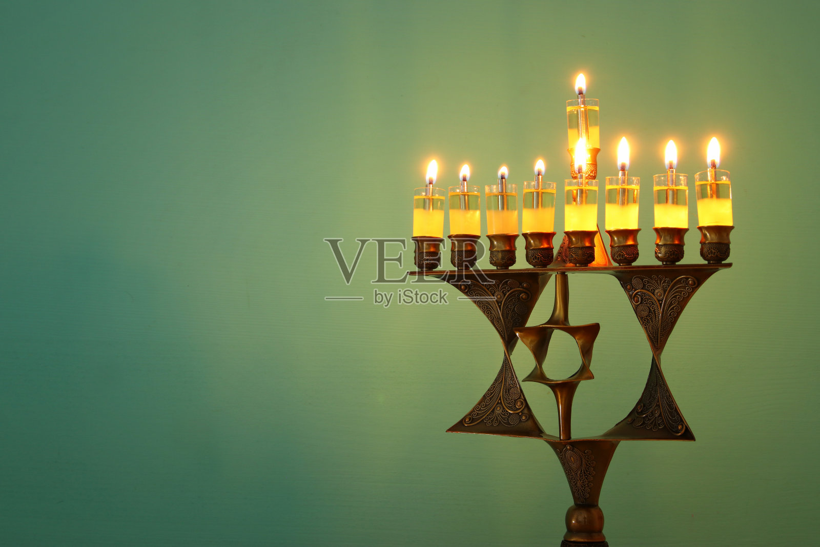 犹太节日光明节的背景与烛台(传统的烛台)和燃烧的蜡烛。照片摄影图片