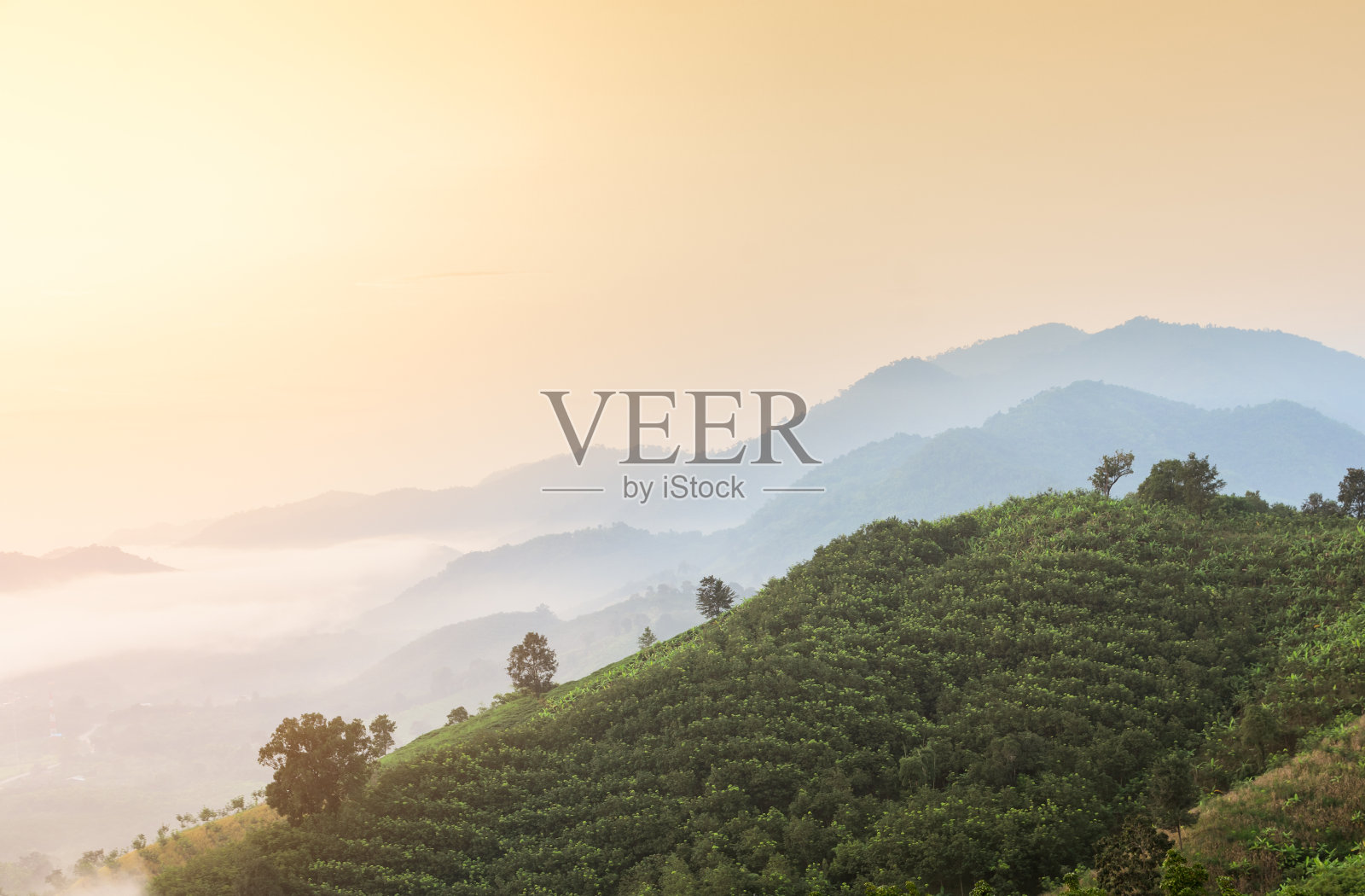 泰国廊开省，湄公河上的日出和雾海照片摄影图片