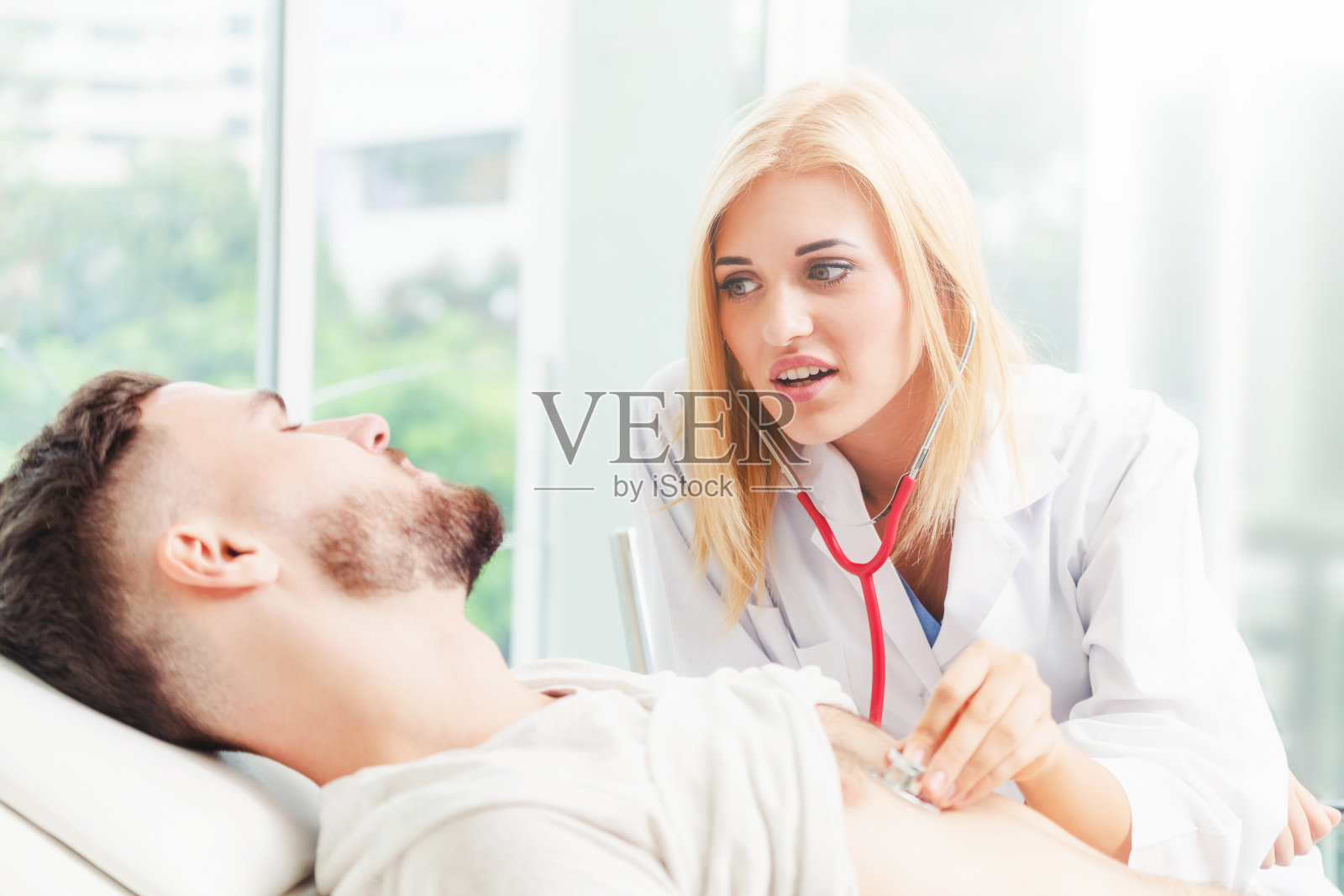 女医生和男病人在医院的办公室照片摄影图片