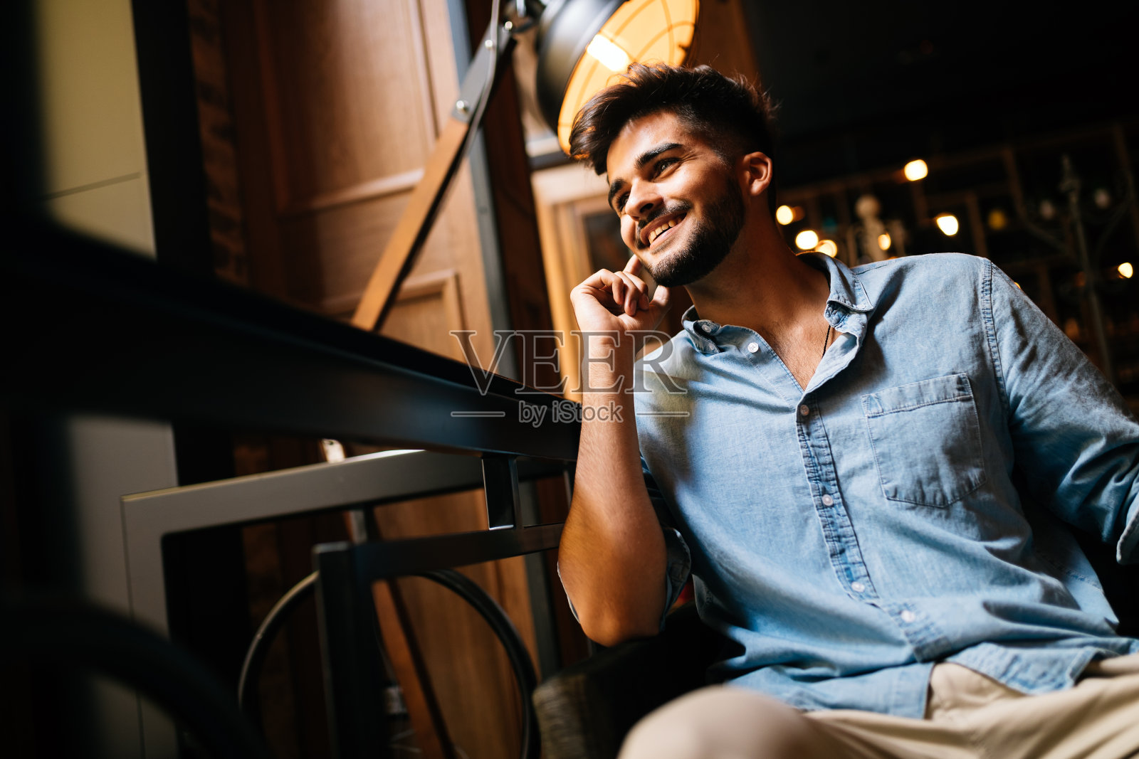 一个穿蓝衬衫的英俊小伙子的肖像照片摄影图片