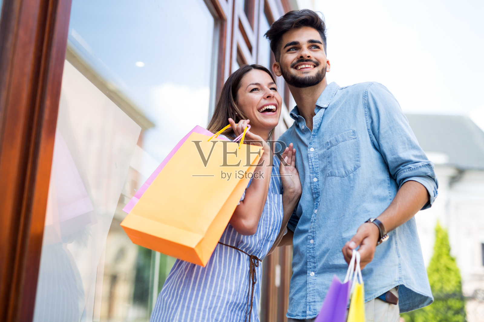 幸福迷人的情侣喜欢一起购物照片摄影图片