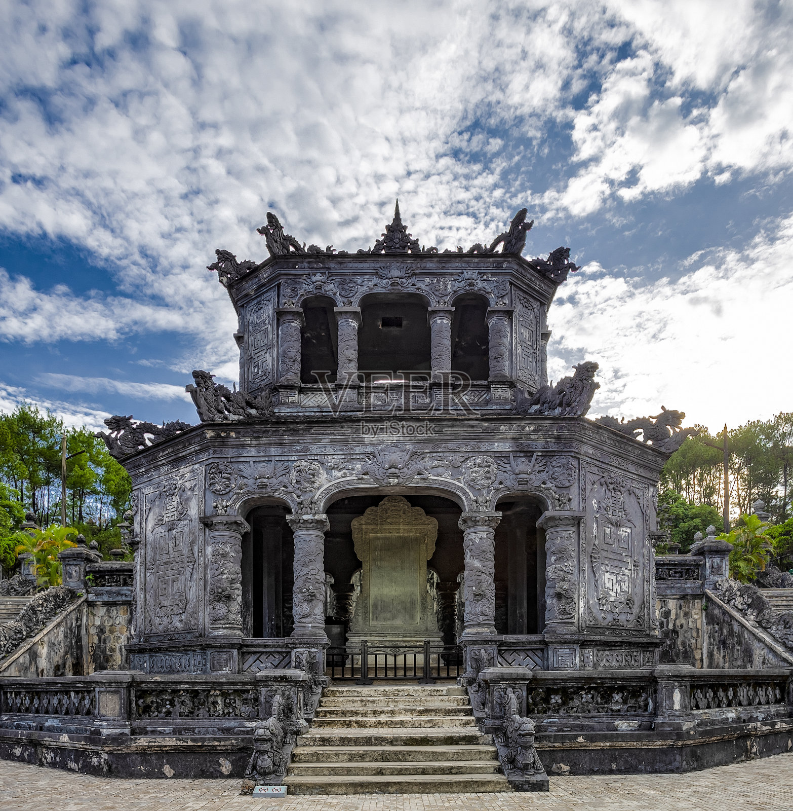 越南顺化市的凯定国王墓照片摄影图片