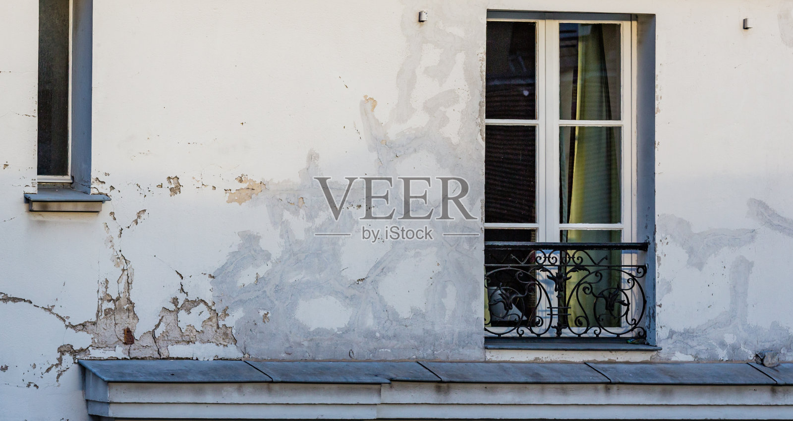 巴黎的一扇旧窗户，灰泥开裂照片摄影图片