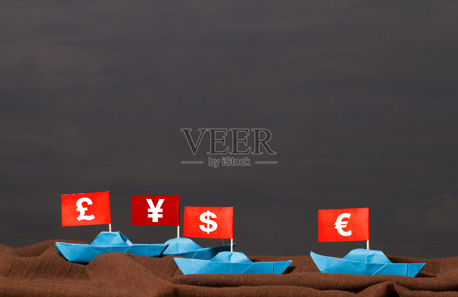 一艘印有旗子的剪纸船，模仿海上航行，追求经济和冒险，追求财运的目标照片摄影图片