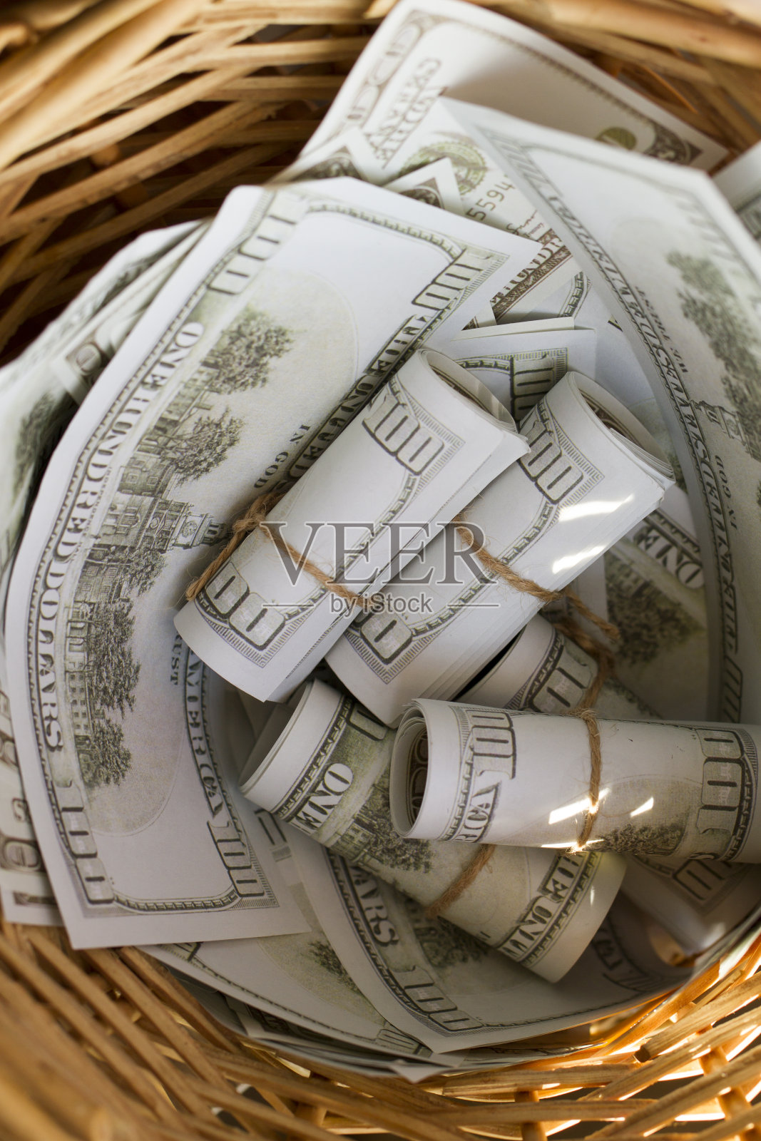一个装有美元的竹篮，是资本投资和安全保障照片摄影图片