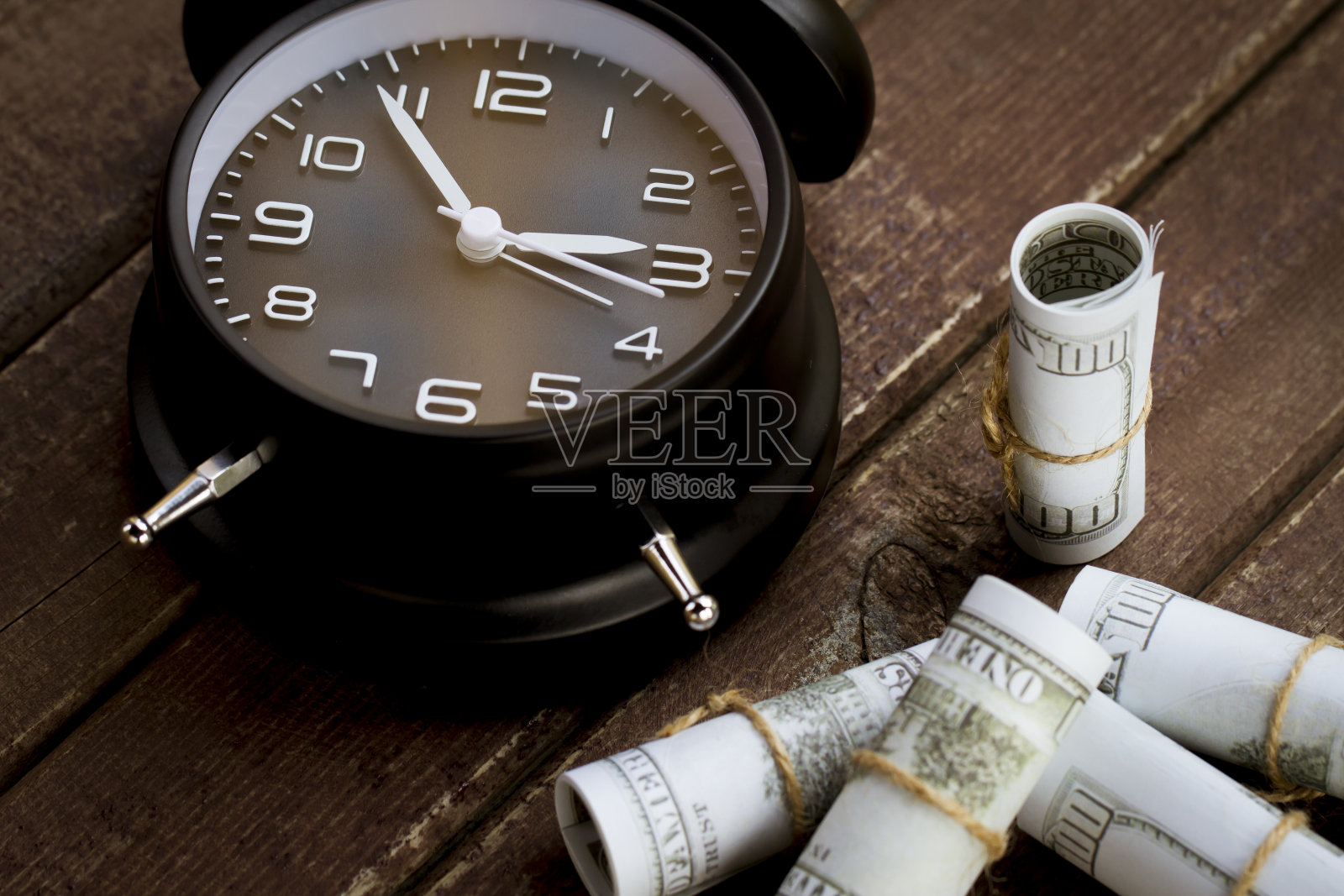 时间就是金钱，时间的积累与财富的关系，闹钟与美元照片摄影图片