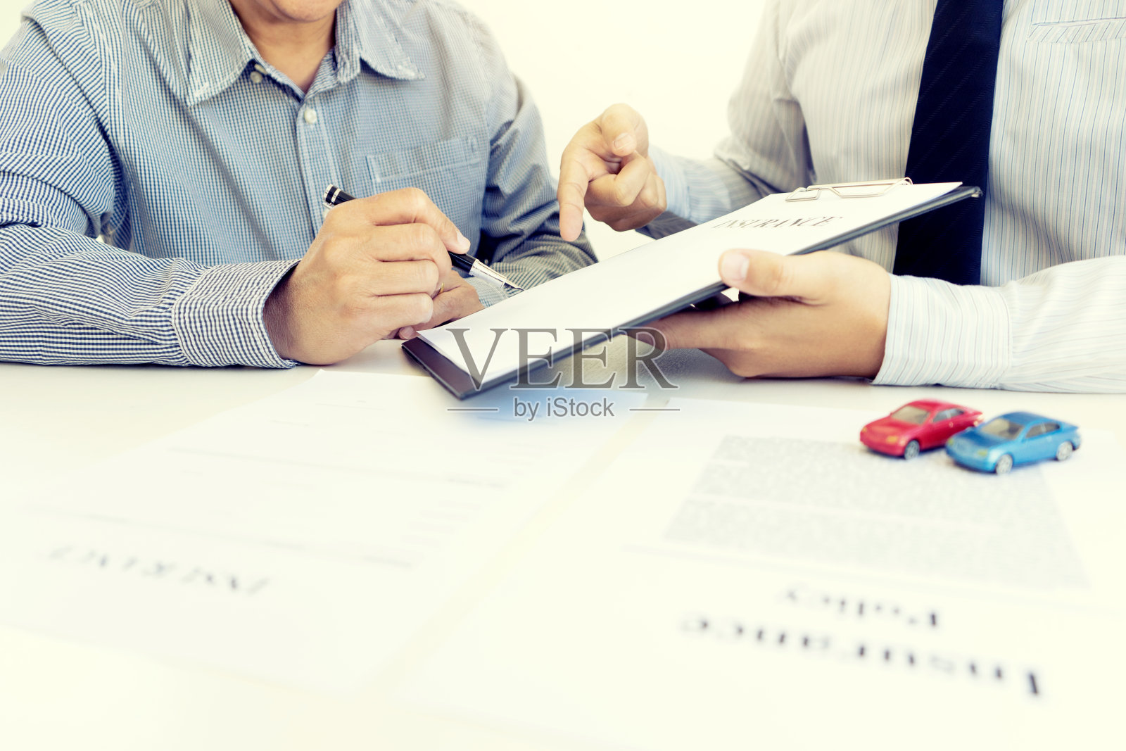 青年商人保险代理人出示文件合同照片摄影图片