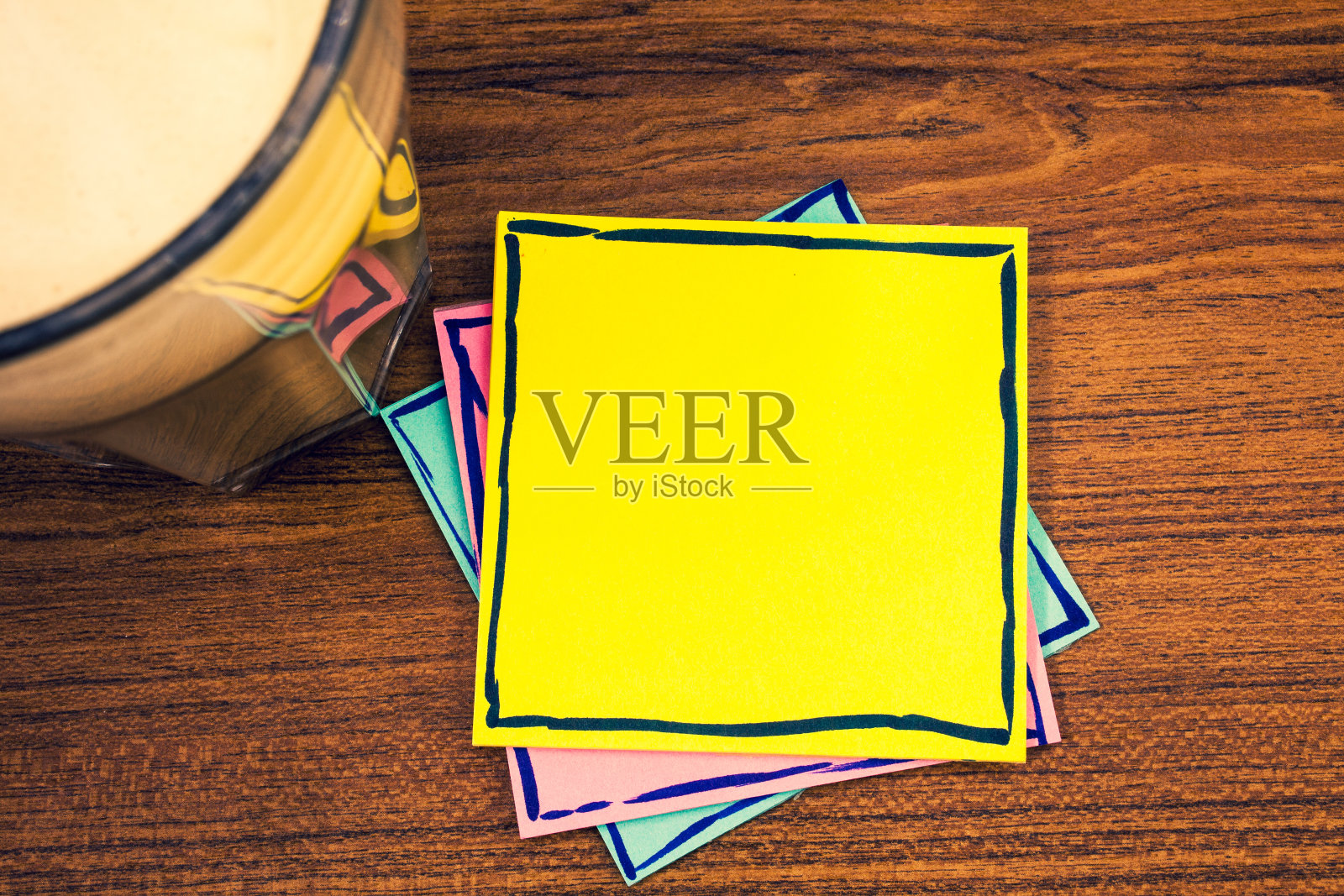 设计业务空模板孤立极简的图形布局模板广告木制桌面贴一张黄色白黑色框蓝色文字，咖啡照片摄影图片
