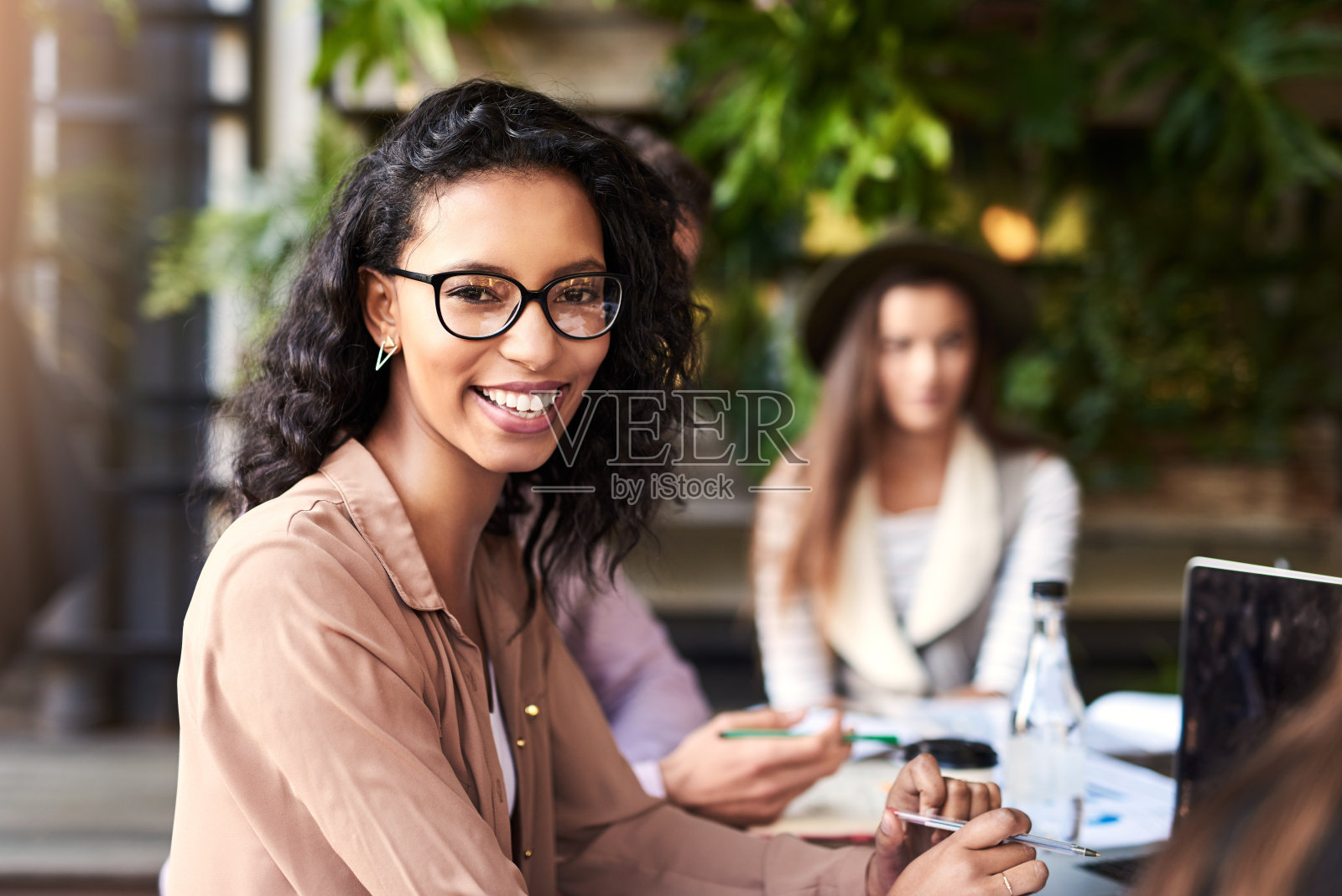 我喜欢我们在这里主持会议照片摄影图片