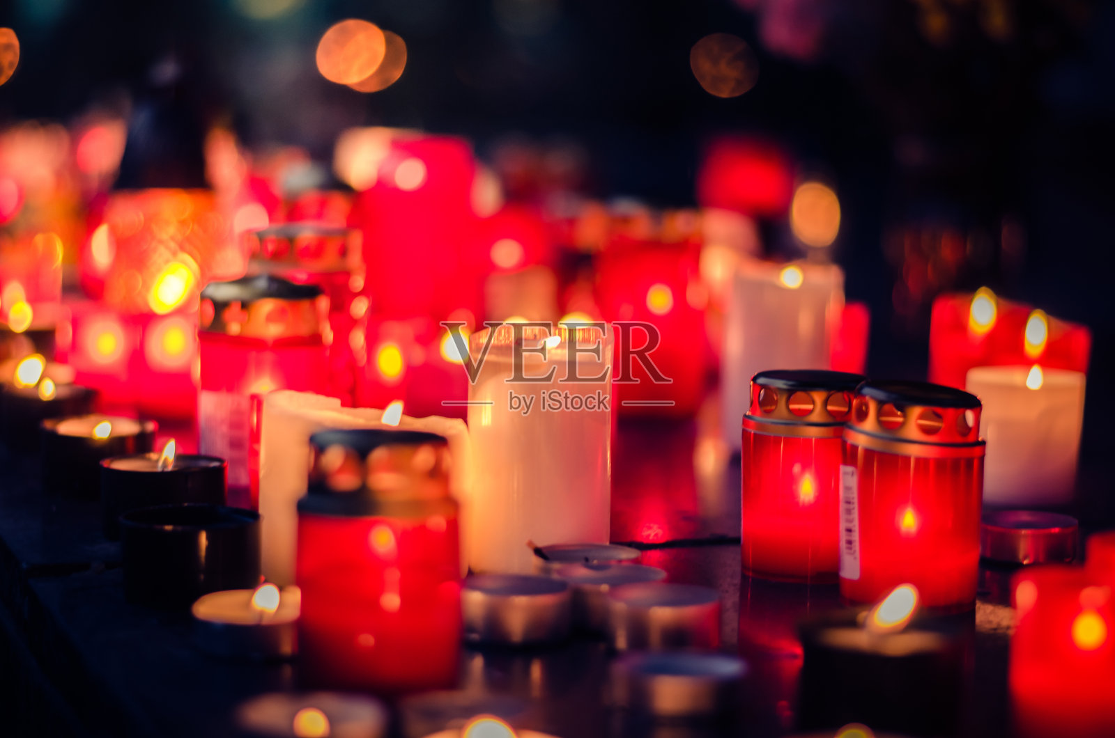 墓地里燃烧的蜡烛照片摄影图片