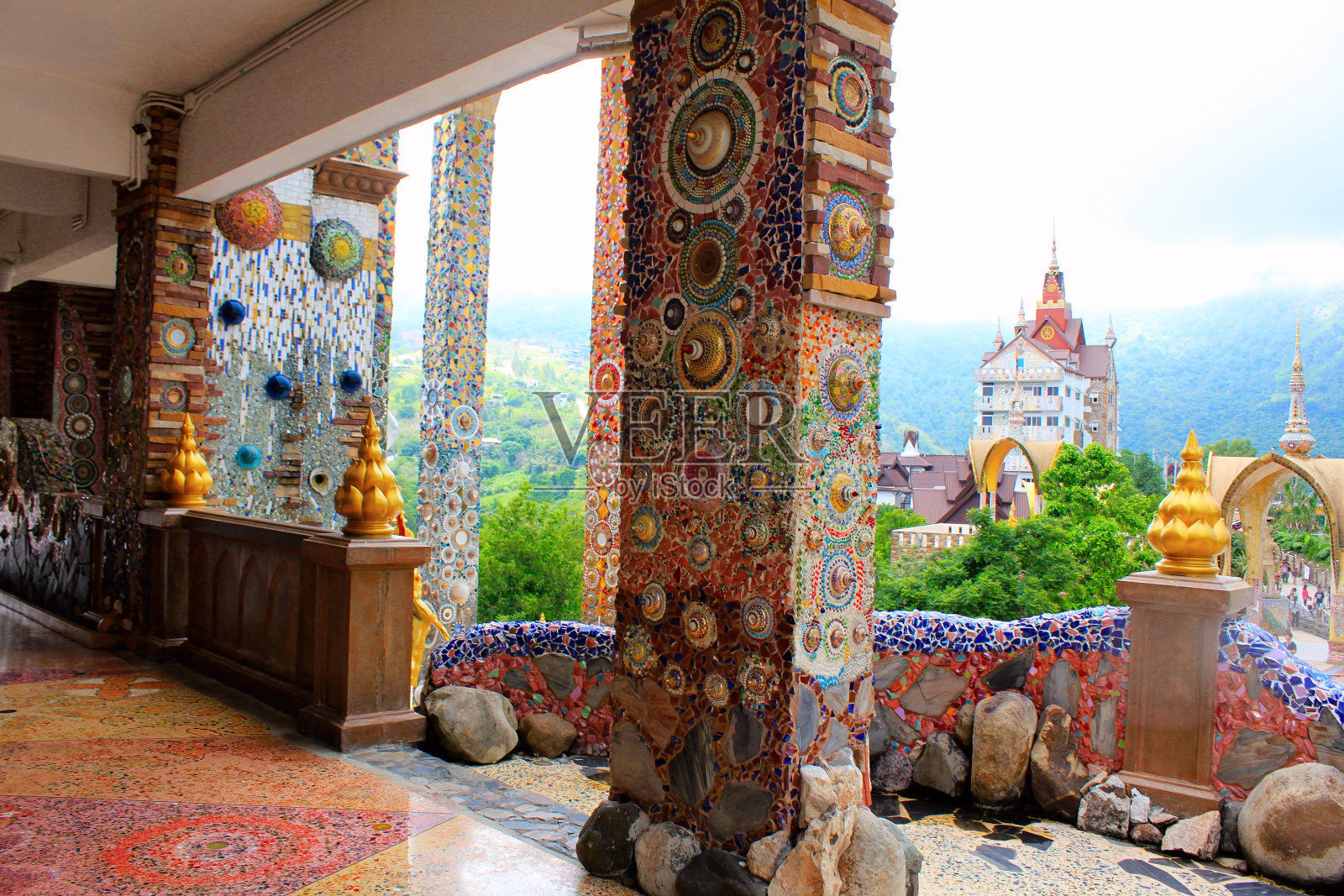 在泰国比色汶Khao Kor的Pha Sorn Kaew，柱子，地板，立面，墙壁装饰着彩色的马赛克设计。照片摄影图片