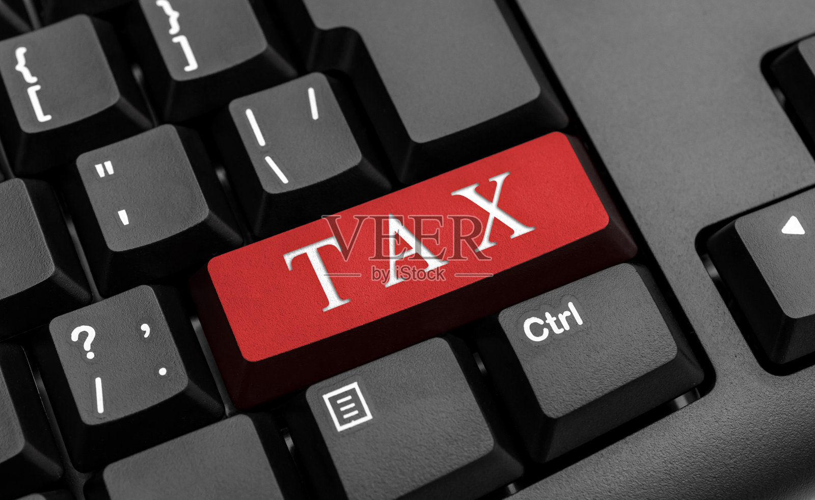 键盘键上的单词“Tax”。关闭了。税收的概念。照片摄影图片